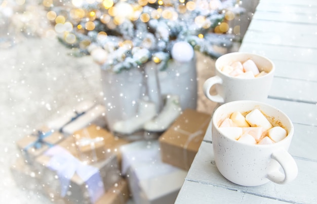 Foto kerstcacao met marshmallows, vakantie, selectieve aandacht.
