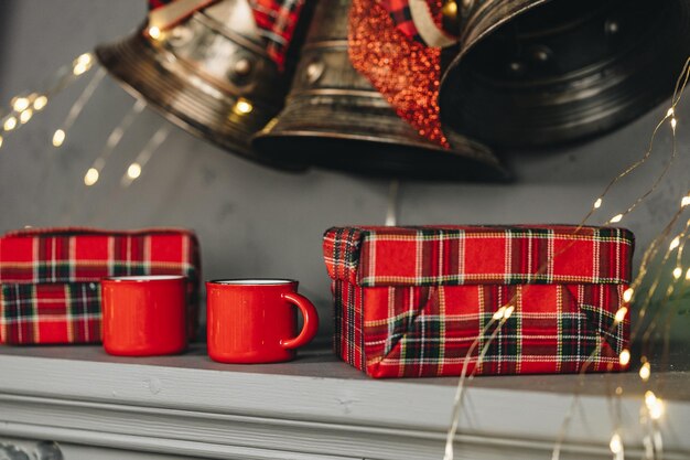 Foto kerstcadeau doos en twee kopjes warme koffie op tafel