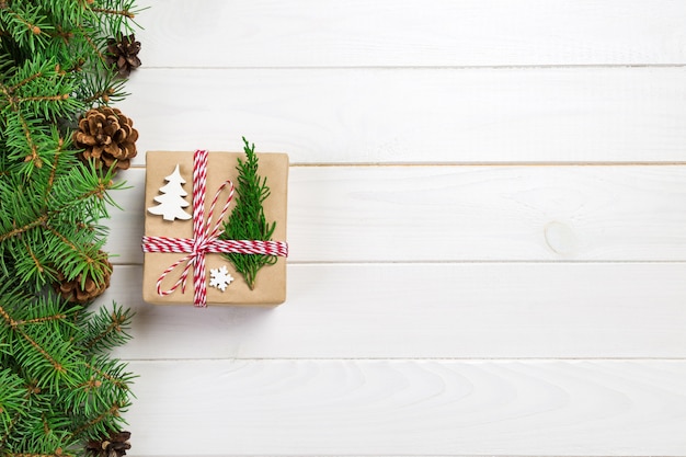 Kerstcadeau doos verpakt in gerecycled papier, met strik, met lint op rustiek hout
