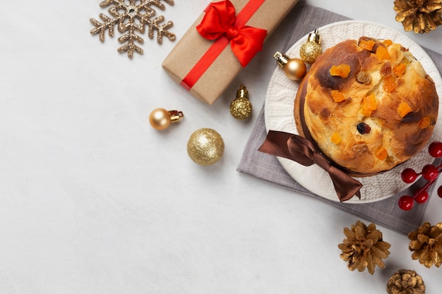 Kerstcadeau en panettone bovenaanzicht