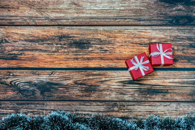 Kerstcadeau gewikkeld in rood papier op een houten achtergrond