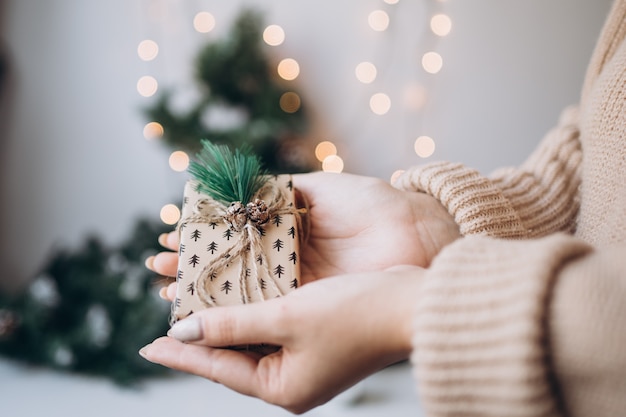 Kerstcadeau in de hand. Nieuwjaar. Kerstmis