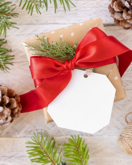 Kerstcadeau met blanco cadeaulabel bovenaanzicht, Mockup