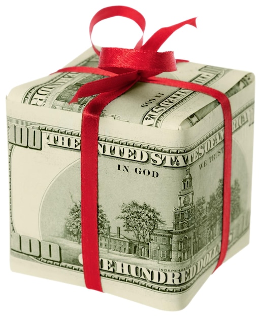 Kerstcadeau met rode strik verpakt in dollar biljetten geïsoleerd op een witte achtergrond
