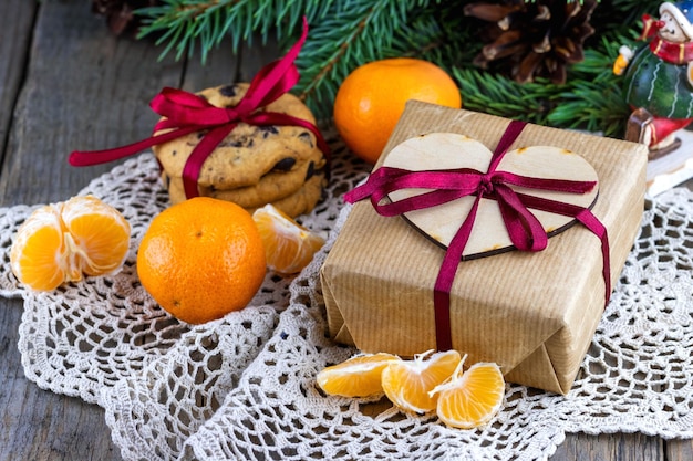 Kerstcadeau met sinaasappels en koekjes