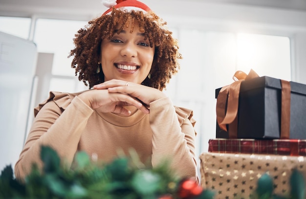Foto kerstcadeau of portret en een zakelijke zwarte vrouw poseren met een doos op een kantoorfeest of evenement decembervakantie of cadeau met een vrouwelijke werknemer die naast een geschenkdoos zit terwijl ze zich gelukkig voelt