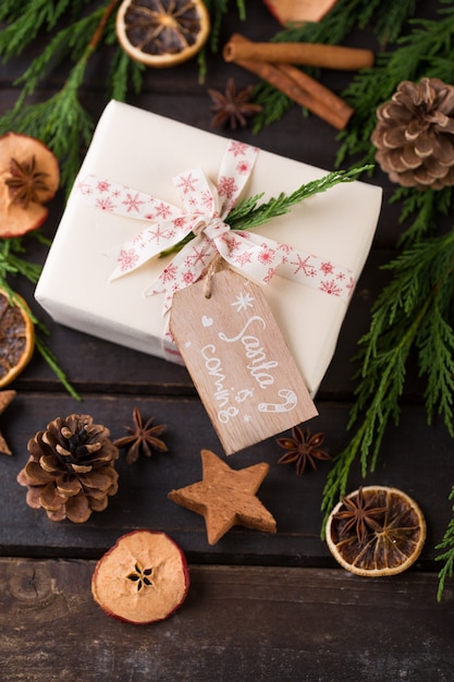 Kerstcadeau op de antieke houten achtergrond.