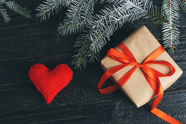 Kerstcadeau op de tafel met kerstboom takken