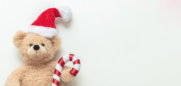 Kerstcadeau Teddybeer met een kerstmuts op een witte achtergrond Vakantiegroetkaart