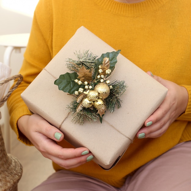 Kerstcadeau verpakt in ambachtelijke papier versierd met gouden decor