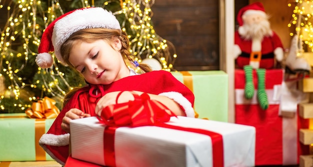 Kerstcadeau voor kinderen gelukkig kind met kerstcadeaudoos