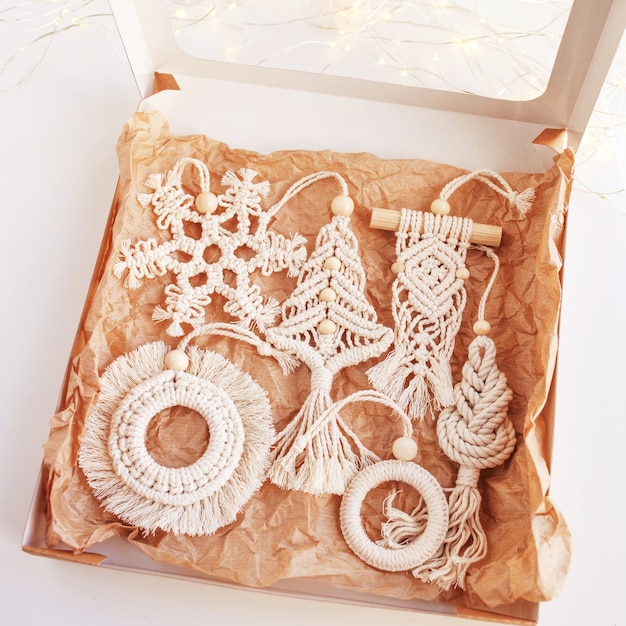 Kerstcadeaudoos met macramé eco decor Kerstboomring sneeuwvlok in stijl van macramé