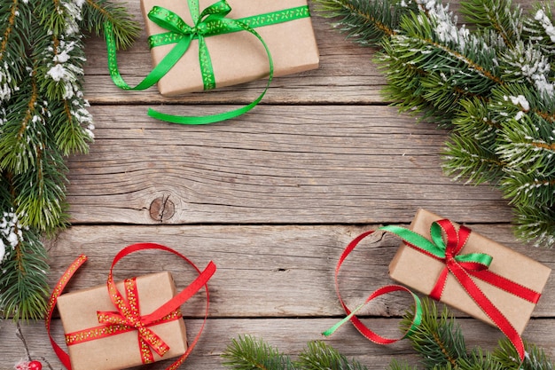 Kerstcadeaudozen en sneeuwboom