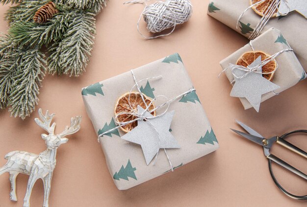 Kerstcadeaudozen kluwens van touwrollen en decoraties