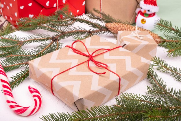 Kerstcadeaudozen met decoratief papier en sparrentak.