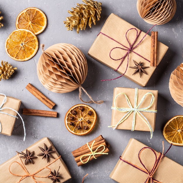 Kerstcadeaus en eco-vriendelijke decoraties op grijs