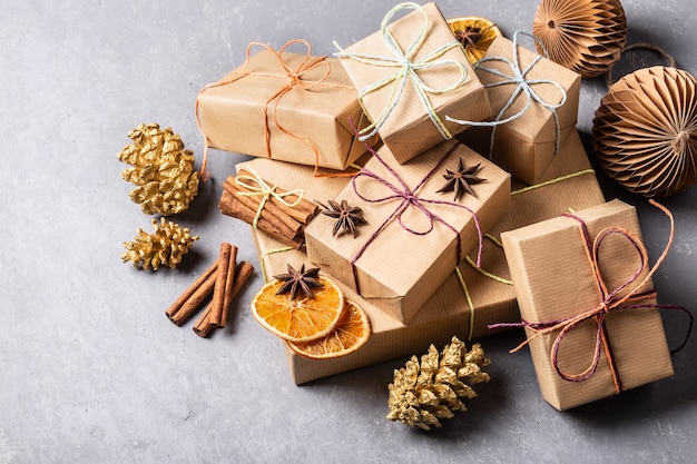 Kerstcadeaus en eco-vriendelijke decoraties op grijs