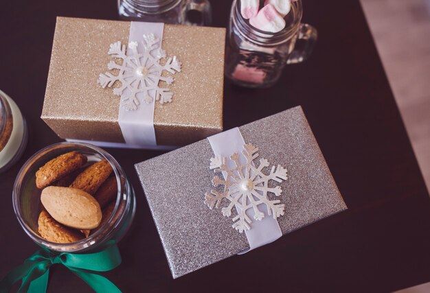 Kerstcadeaus en koekjes op tafel