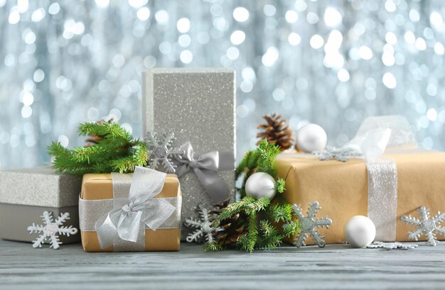 Kerstcadeaus en wazige lichten op de achtergrond