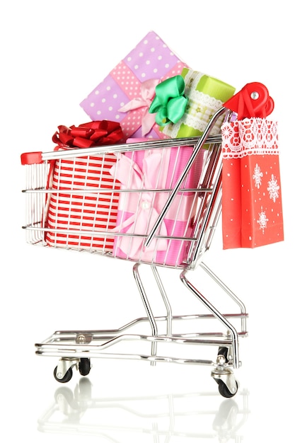 Kerstcadeaus en winkelen in trolley geïsoleerd op wit