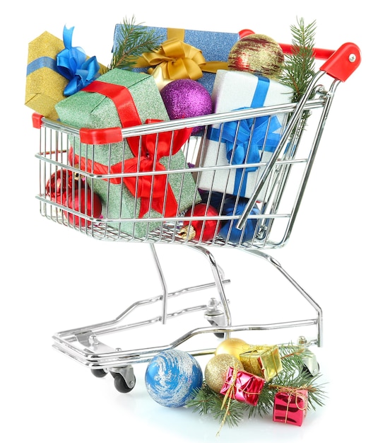 Kerstcadeaus en winkelen in trolley geïsoleerd op wit