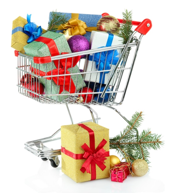 Kerstcadeaus en winkelen in trolley geïsoleerd op wit