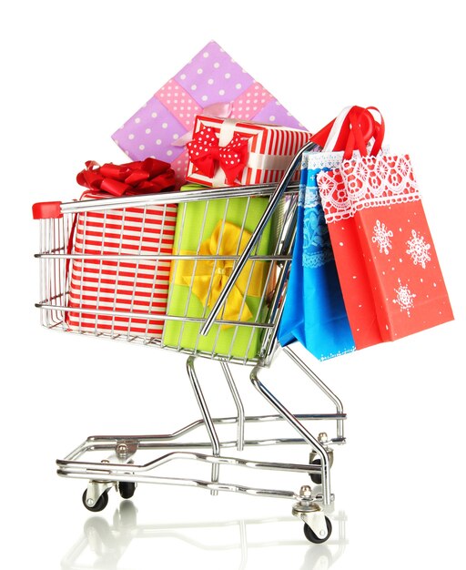 Kerstcadeaus en winkelen in trolley geïsoleerd op wit