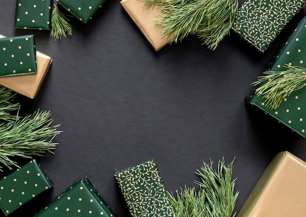 Kerstcadeaus in groen en goud papier