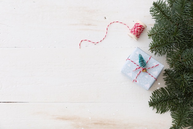 Kerstcadeaus inpakken op witte houten tafel Bovenaanzicht met kopieerruimte