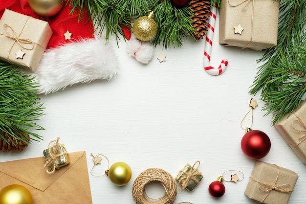 Kerstcadeaus met ornamenten en kopieer de ruimte