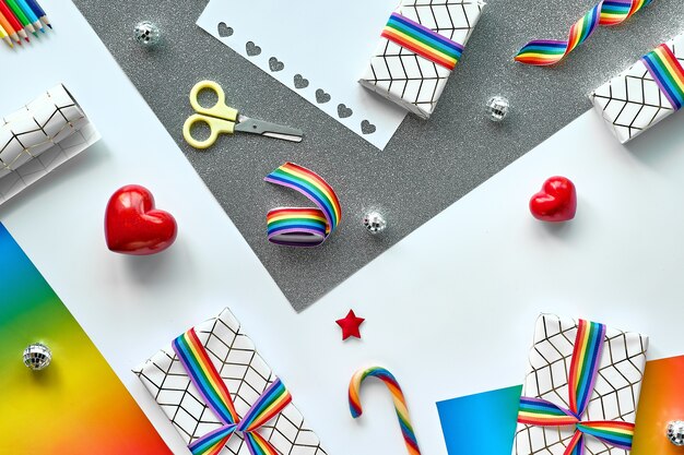 Kerstcadeaus met regenbooglint in LGBTQ-vlagkleuren en kerstversieringen.