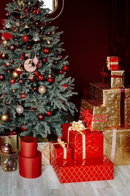 Kerstcadeaus onder de boom in een mooie rode verpakking