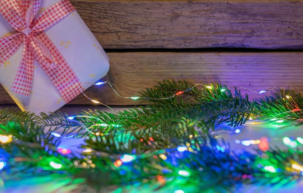 Kerstcadeaus op de achtergrond van verlichte lichten