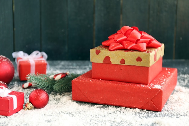 Kerstcadeaus op een houten achtergrond in kleur