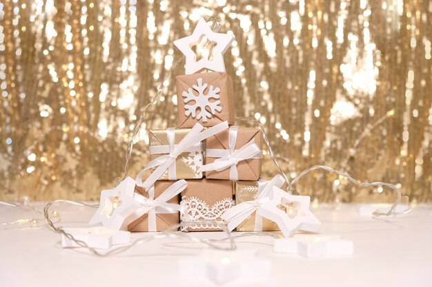 Kerstcadeaus op kerstboomvorm met witte ster en sneeuwvlok