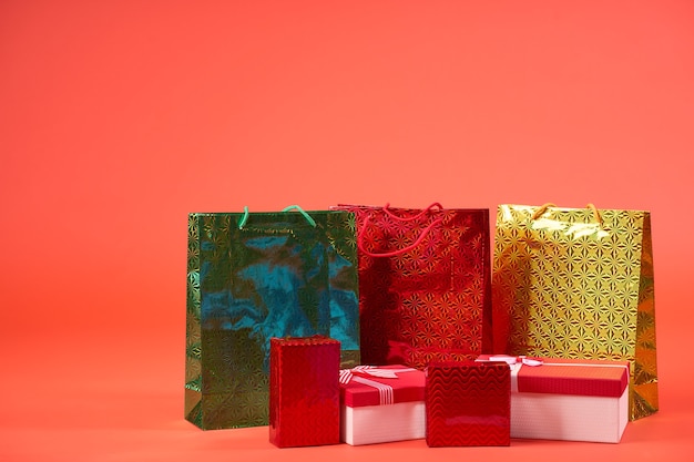 Kerstcadeaus op oranje achtergrond