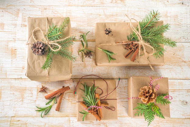 Kerstcadeaus verpakt in knutselpapier