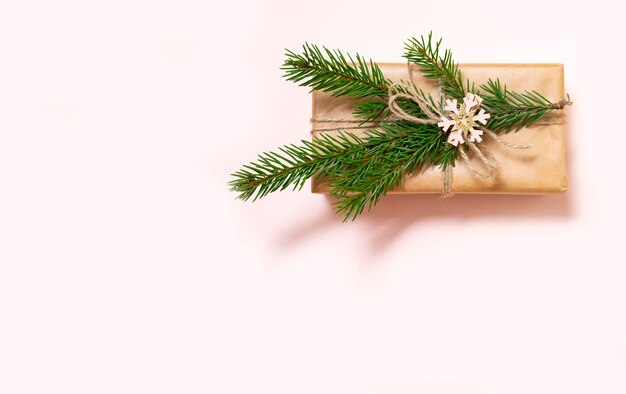 Kerstcadeaus zijn versierd met natuurlijke materialen en houten sterretjes.