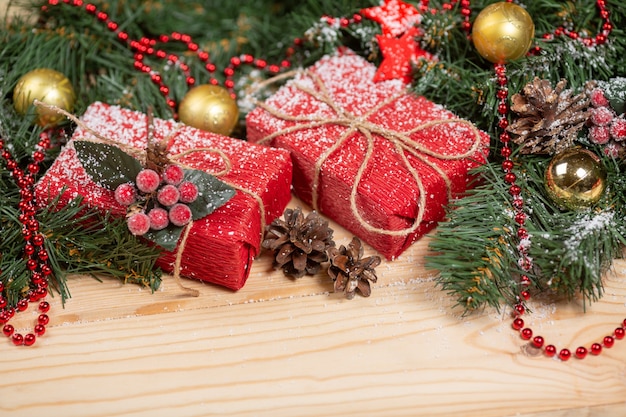 Kerstcadeautjes en decoraties op houten tafel