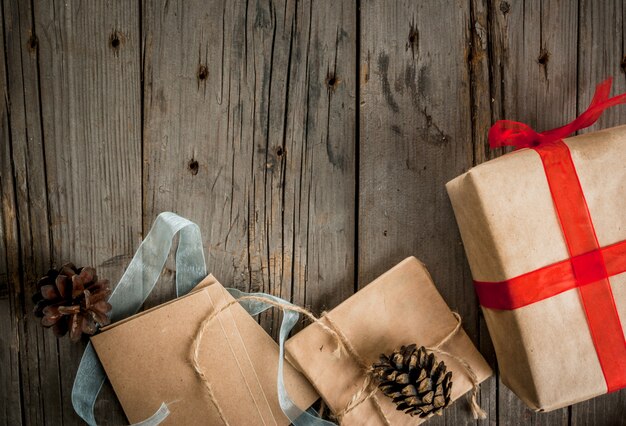 Kerstcadeautjes op houten tafel