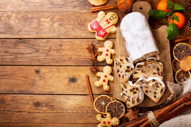 Kerstcake en peperkoekkoekjes op een houten bord, bovenaanzicht