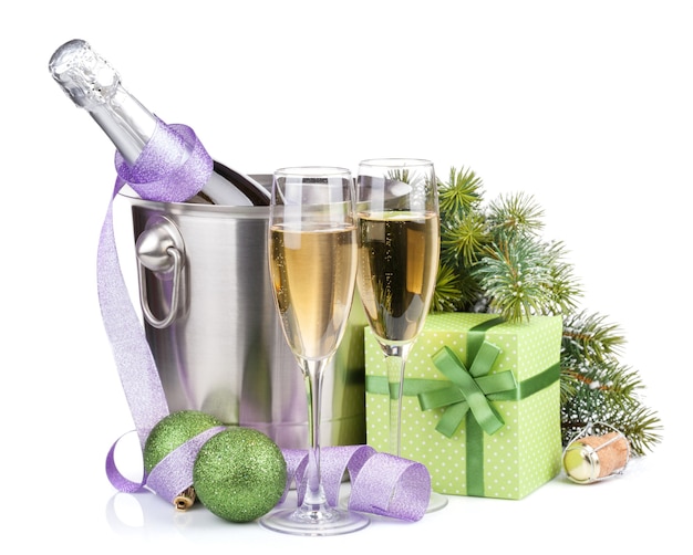 Kerstchampagne in emmer en geschenkdoos. Geïsoleerd op witte achtergrond