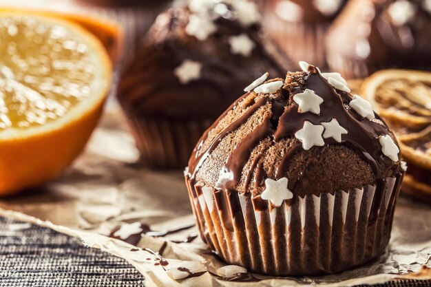 Kerstchocolade heerlijke muffins bestrooid met topping en witte sterren.