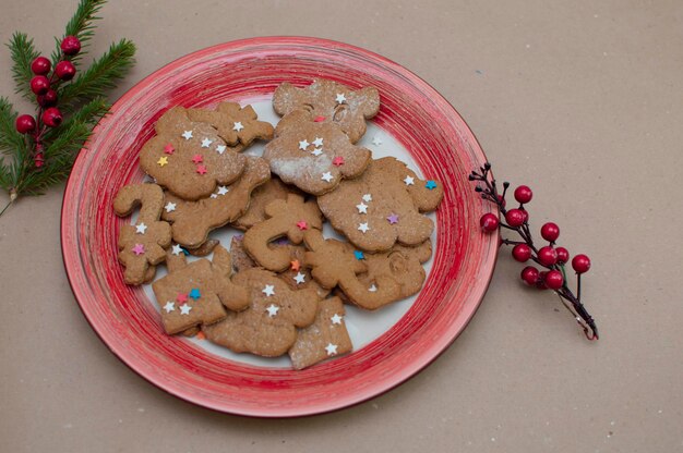 Kerstchocoladekoekjes. Set zelfgemaakte tijger peperkoek koekjes voor het nieuwe jaar. Koekjes met het symbool van 2022. Concept voor kinderen, kerstvakantie zoet dessert.