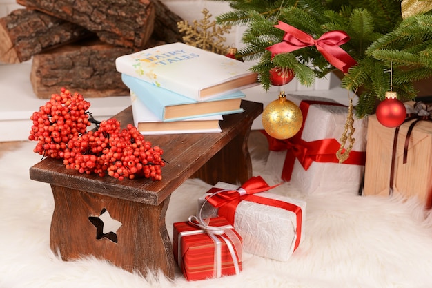 Kerstcompositie bij open haard in de kamer