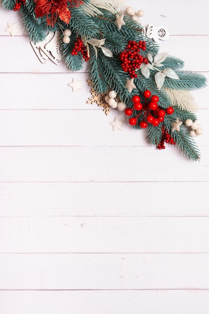 Kerstcompositie gemaakt van dennenboomsterren en feestelijke decoraties bovenaanzicht Kerst plat leggen