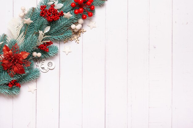 Kerstcompositie gemaakt van dennenboomsterren en feestelijke decoraties bovenaanzicht Kerst plat wenskaart mock-up
