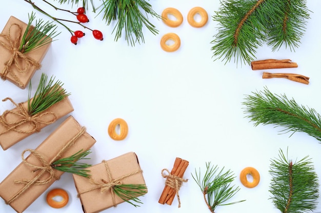 Kerstcompositie Kerstcadeau dennentakken bagels en kaneel in buisjes