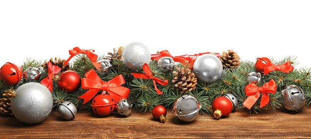 Kerstcompositie met ballen en decoraties op witte achtergrond