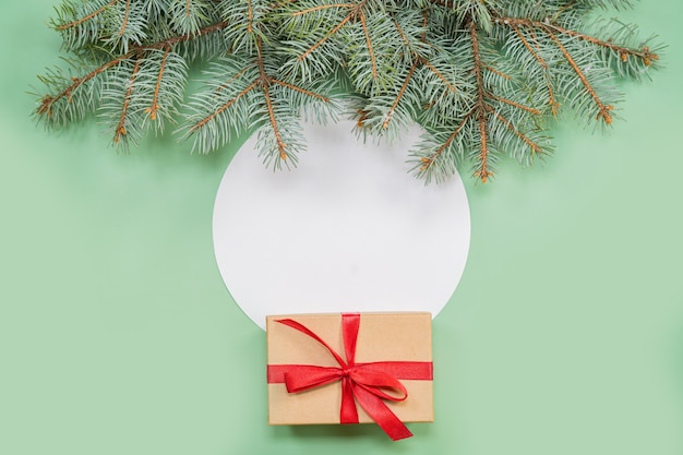 Kerstcompositie met geschenken, takken en vakantie-elementen op de groene achtergrond. Plat leggen. Vrolijk kerstfeest, Nieuwjaar, winterconcept.